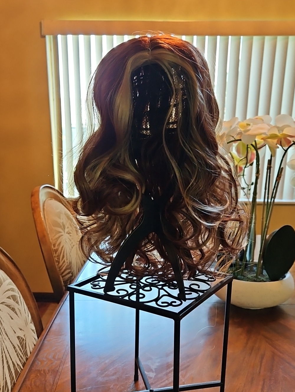 Women’s Medium Lengtg Wavy Synthetic Wig - Chestnut Brown with Blonde Highlights